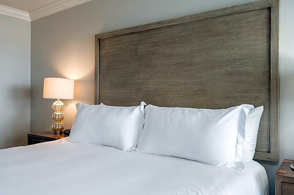 456 Embarcadero Inn & Suites