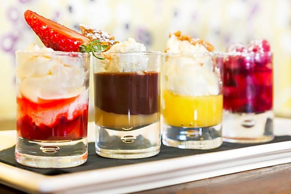 The Lounge Hotel & Bar