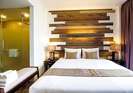 Premier Deluxe Pool View