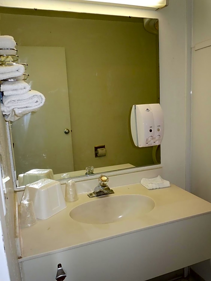 Travelodge by Wyndham Grand Rapids North