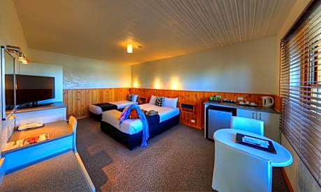 Standard Queen Room with Single Bed