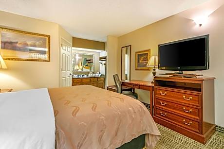 1 King Bed, Smoking, Accessible