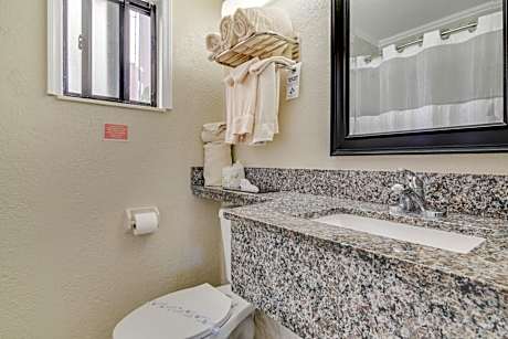 Queen Room - Non-Smoking