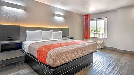 1 King Bed | Smoking, Micfridge