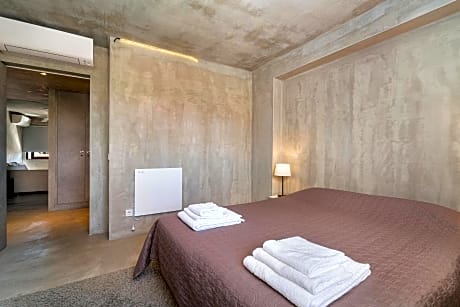 One-Bedroom Apartment with City View