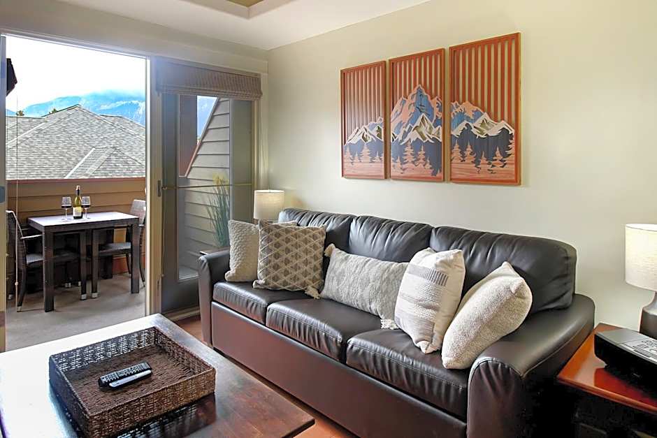 Marvellous Mountain Condo- Pets - Pool & Hot Tub managed by Little Sister Getaways