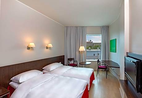 Standard Room (High Floor) (1 Queen Bed)