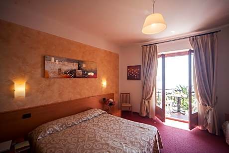 Double or Twin Room with Balcony and Sea View