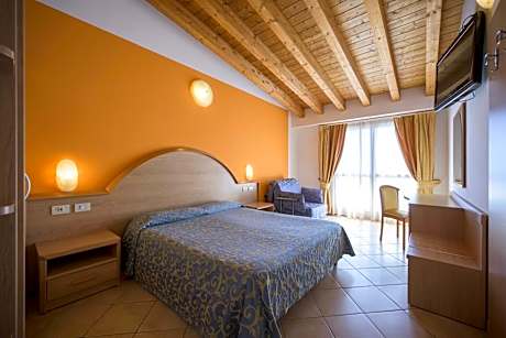 Triple Room with Balcony or Terrace and Lake View