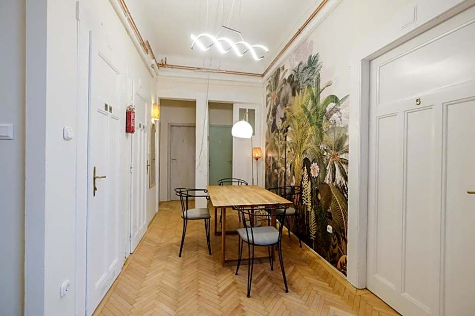Acacia Private Rooms & Studios