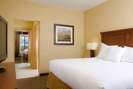 1King Mobility/Hearing Access Tub Suite Nsmk