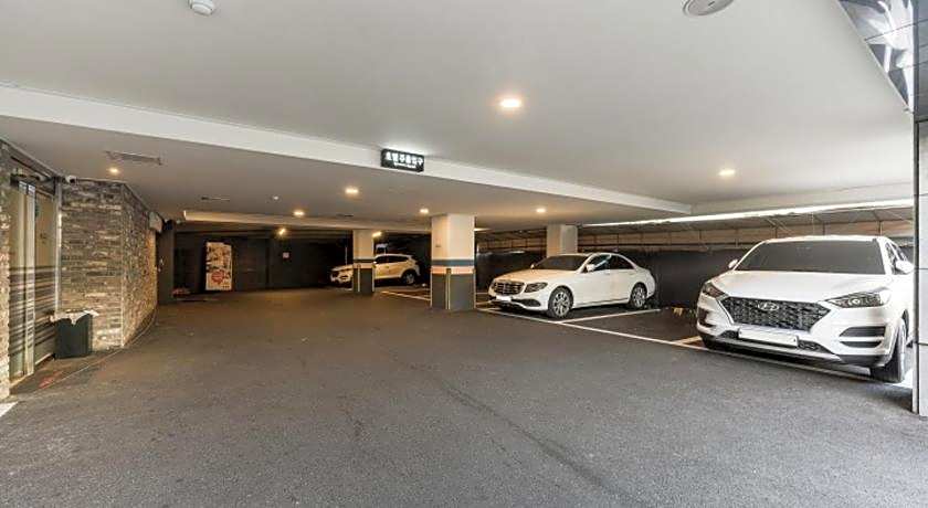 almond hotel Gupo station