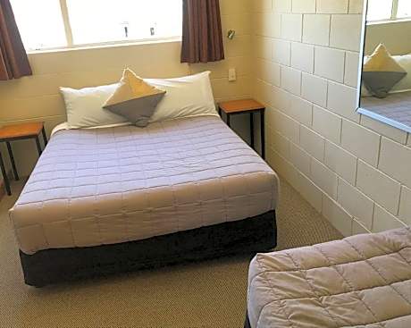 Lakeview Two bedroom studio with Kitchenette