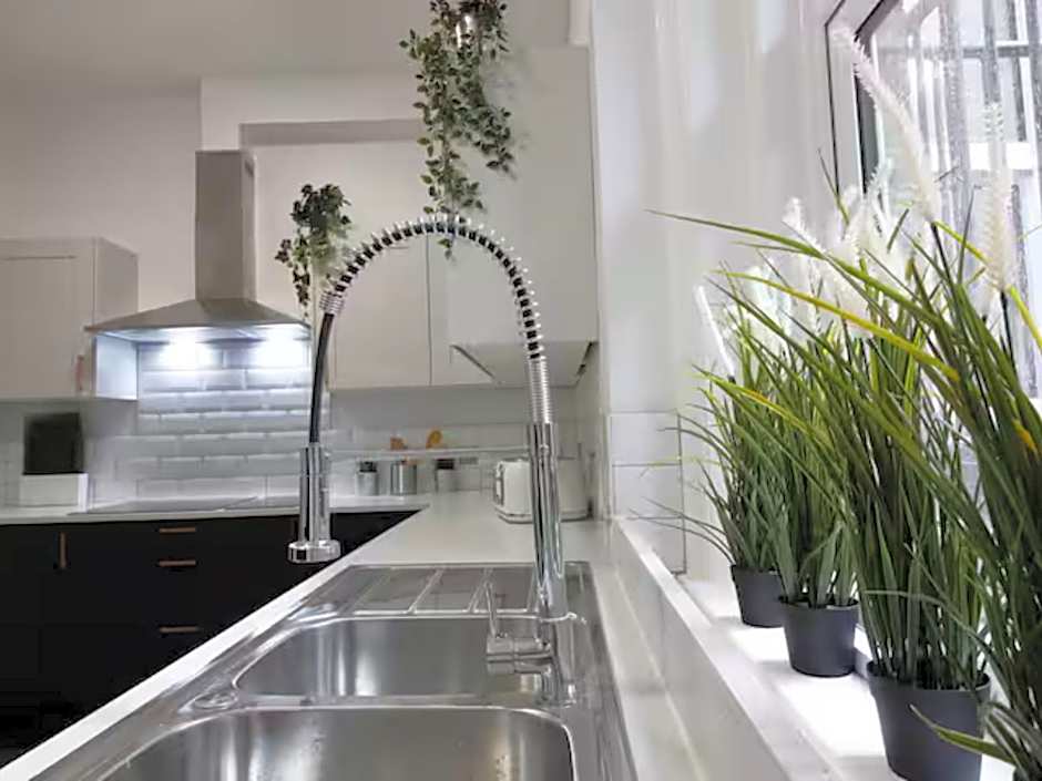 Darwin Stays - Service Accommodation in Newcastle under Lyme City Centre