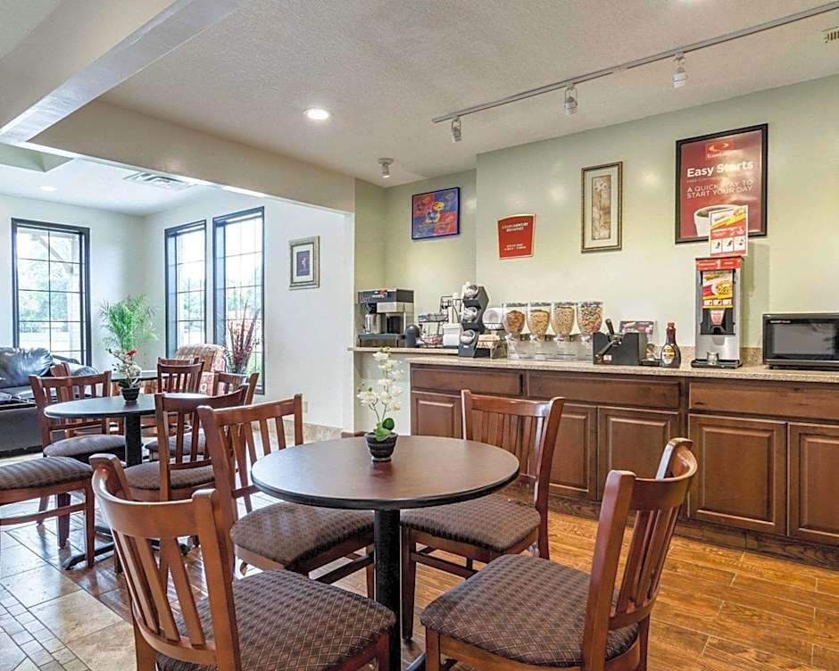 Econo Lodge Lawrence near University