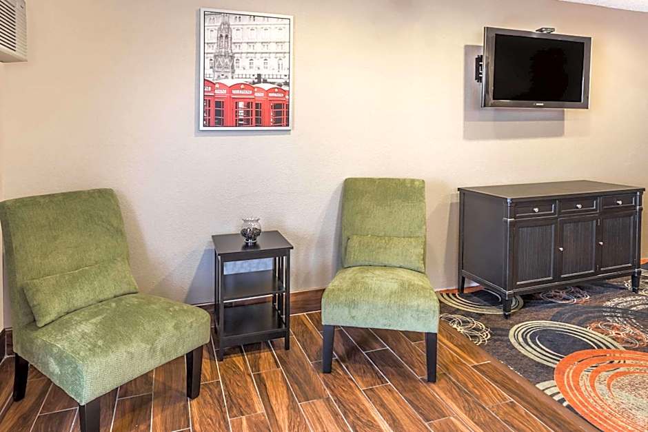 Super 8 by Wyndham Janesville