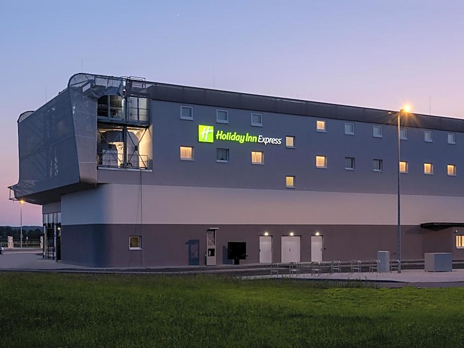 Holiday Inn Express - Hamburg South A7-AS42 By IHG