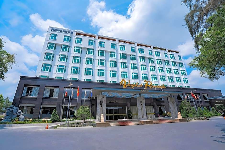 Van Phat Riverside Hotel