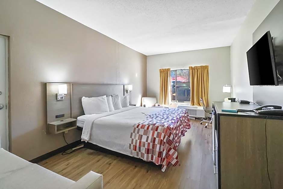 Red Roof Inn & Suites Fayetteville-Fort Bragg