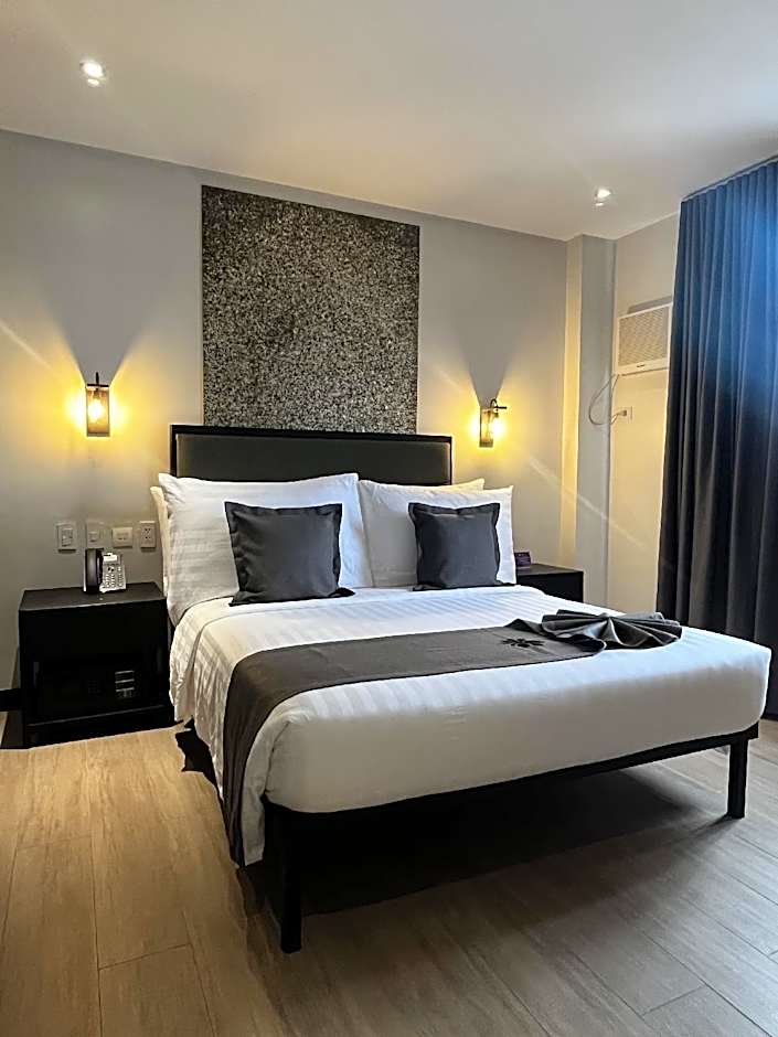 Photo 1 of 6 of Deluxe 1 Queen Bed