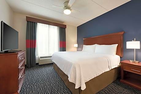 King Suite with Accessible Tub - Mobility and Hearing Access/Non-Smoking