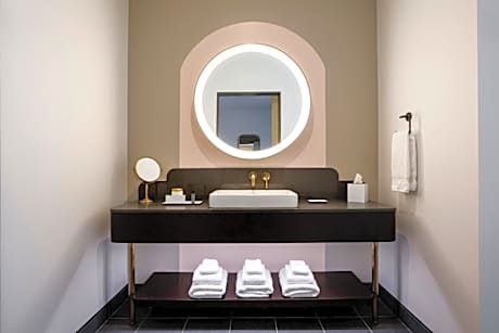 Deluxe King Room with Partial City View