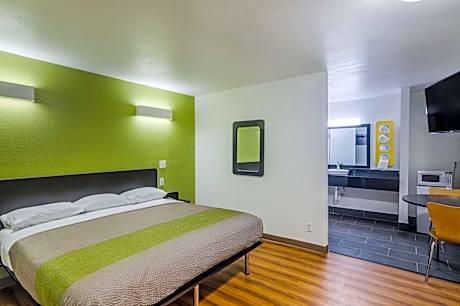 Deluxe King Room - Non-Smoking