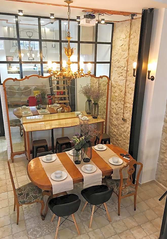 Hostel Numero Trece - Private Capsule Deds - Albergue Juvenil - FREE towels, coffee & tea, remote check-in