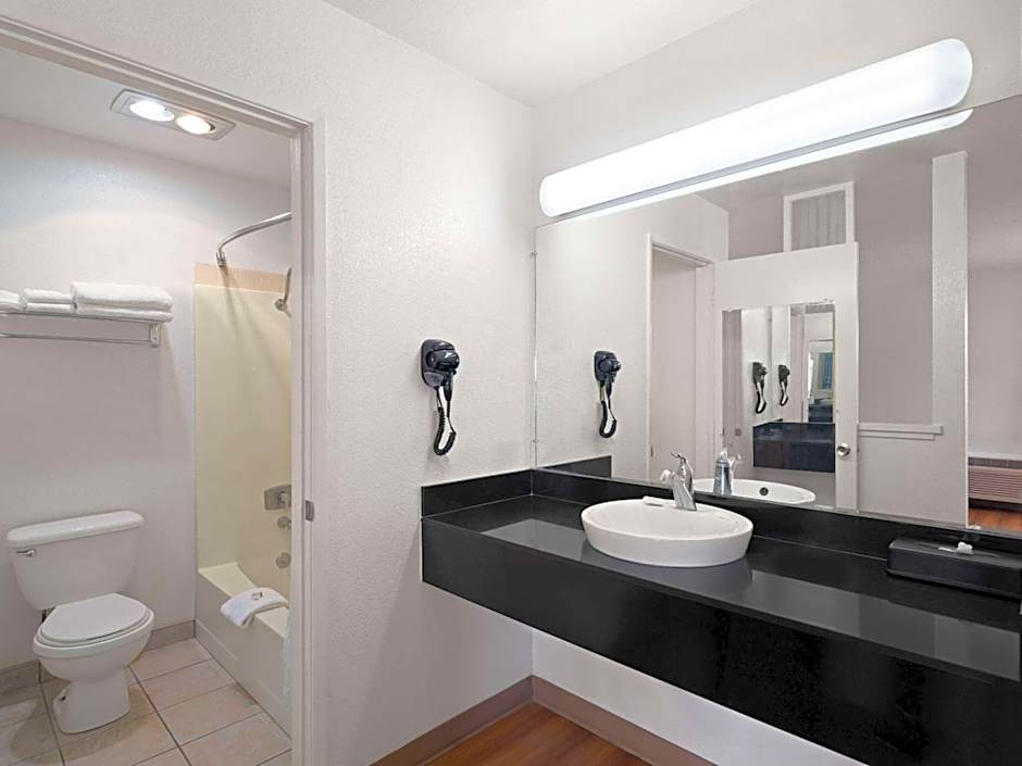 Super 8 by Wyndham Dunnigan