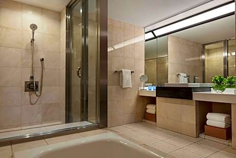 Executive Suite, 1 Bedroom Larger Suite, 1 King, Ocean view, Top floor