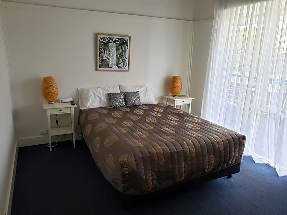 Foto 1 von 4 von 1 Queen Bed, Jetted Tub, Sea View