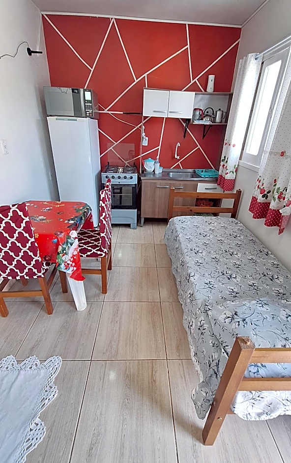 KITNET S2 em TORRES-RS - Na mais bela praia Gaúcha - Cozinha - Banheiro - Ar condicionado - TV smart 32' - Wi-Fi - Estacionamento - Anfitriã Superhost no BnB