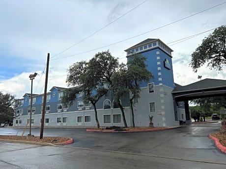 Days Inn & Suites by Wyndham San Antonio North/Stone Oak