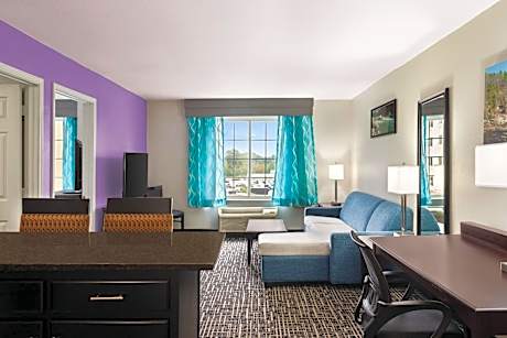 One-Bedroom King Suite - Non-Smoking