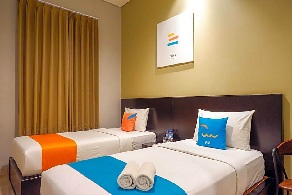 Sans Hotel Empress Simpang Lima