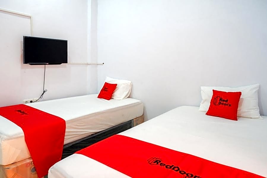 RedDoorz Plus @Hawai Inn Near Mall of Panakukang