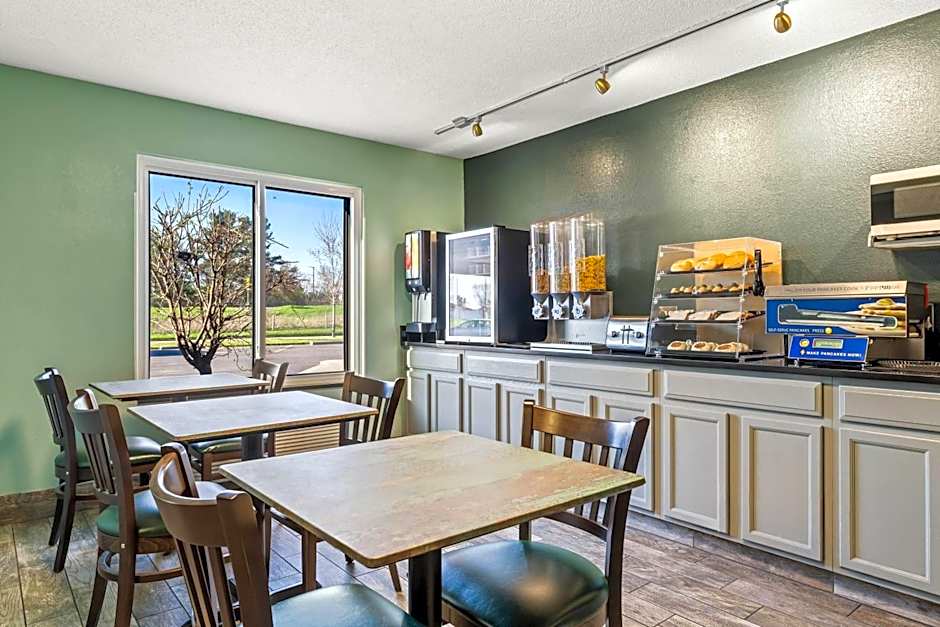 Days Inn by Wyndham Black River Falls