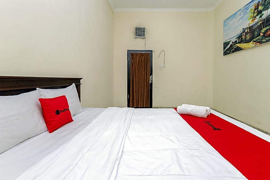 RedDoorz Plus near Museum Angkut Batu 4