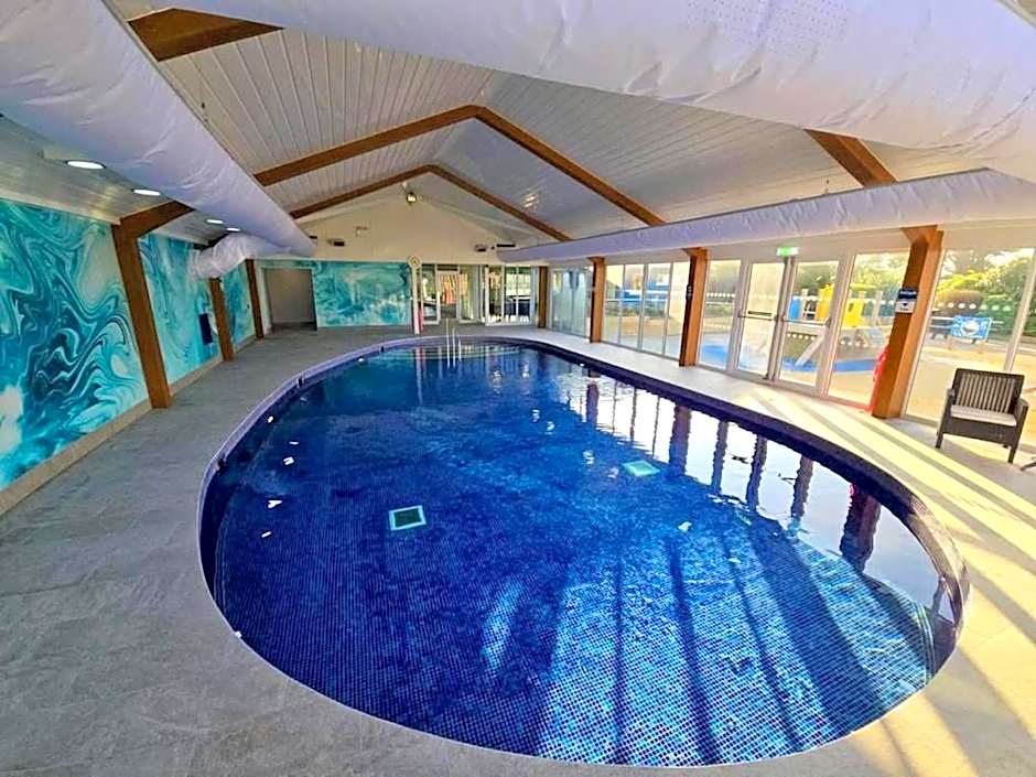 A short walk to Par Beach & coastal paths, On-site facilities. Pets welcome