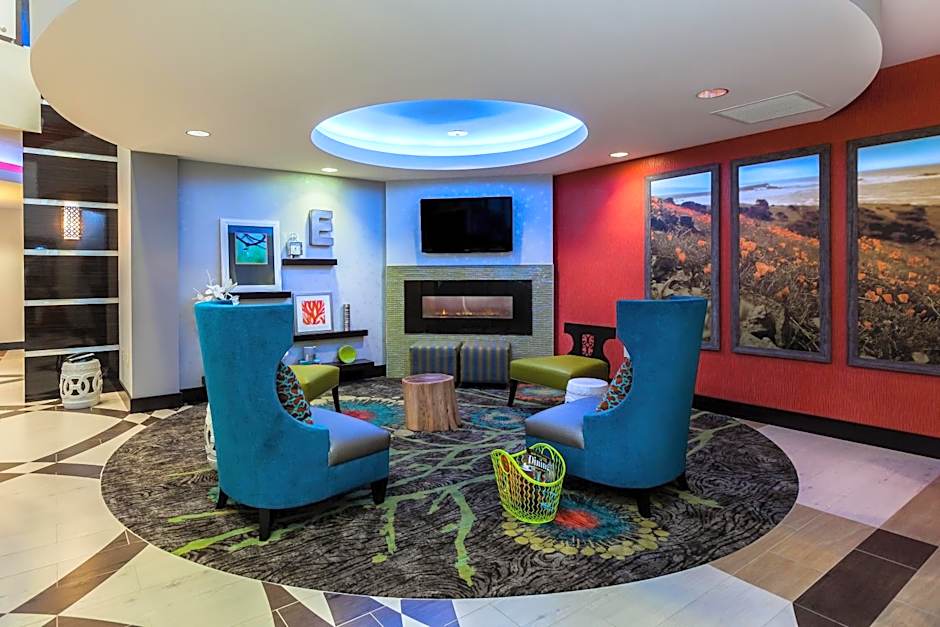 Holiday Inn Express & Suites Eureka By IHG