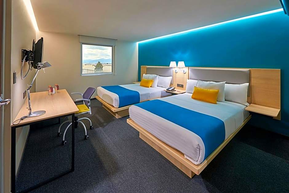 Foto 1 di 5 di 2 Double Beds with Sofabed Suite