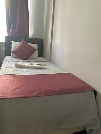 Double single use with shared bathroom