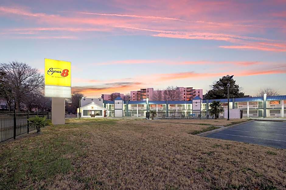 Super 8 by Wyndham Portsmouth - Norfolk