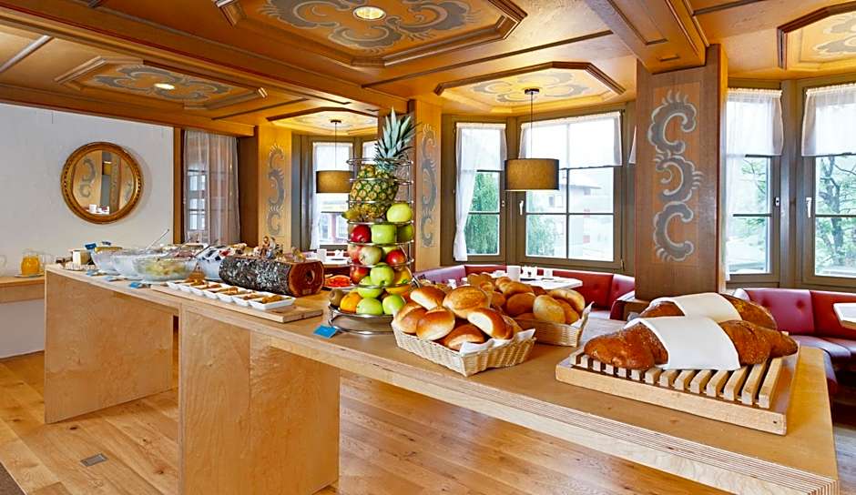 Hirschen Guesthouse - Village Hotel