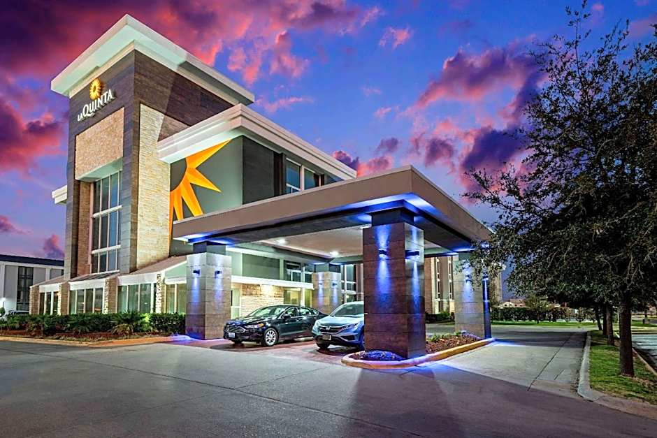 La Quinta Inn & Suites by Wyndham Dallas I-35 Walnut Hill