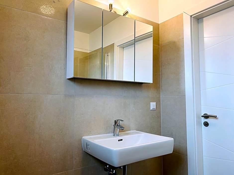 Modern - Free Parking - Balcony