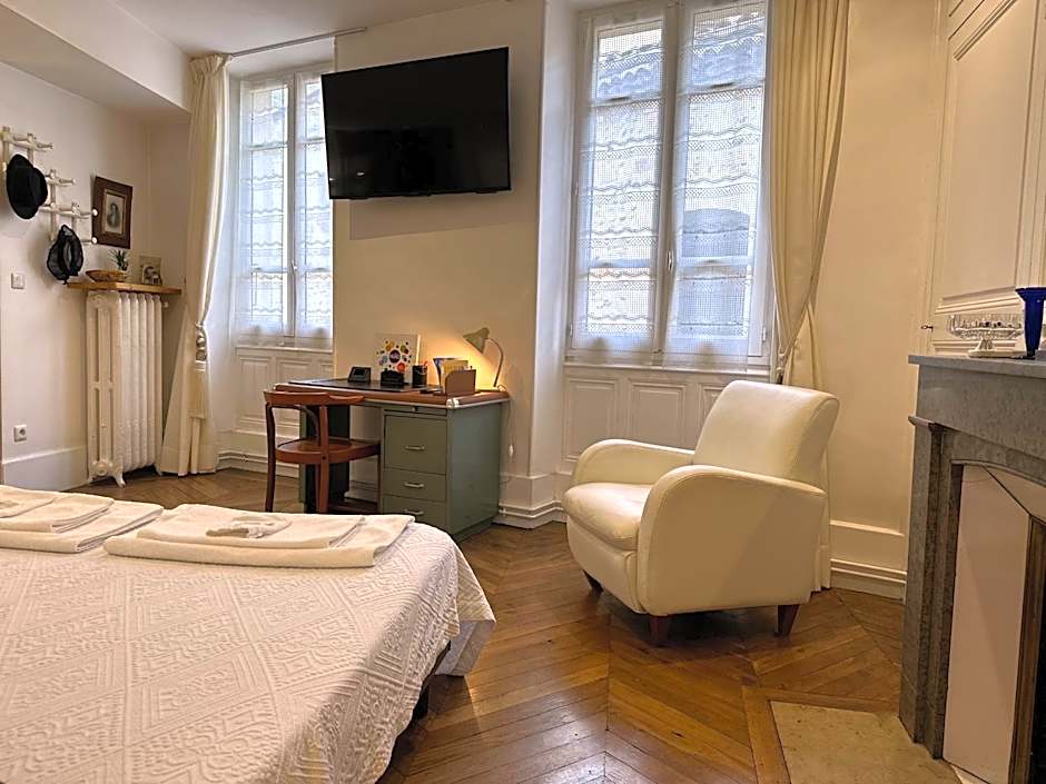 Chambre de charme au coeur du vieux Valence -Confort & Calme