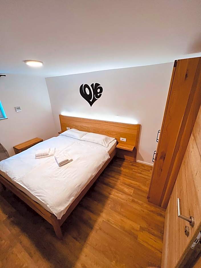 PJ Hotel Cerklje - 5min to Airport - Free Parking