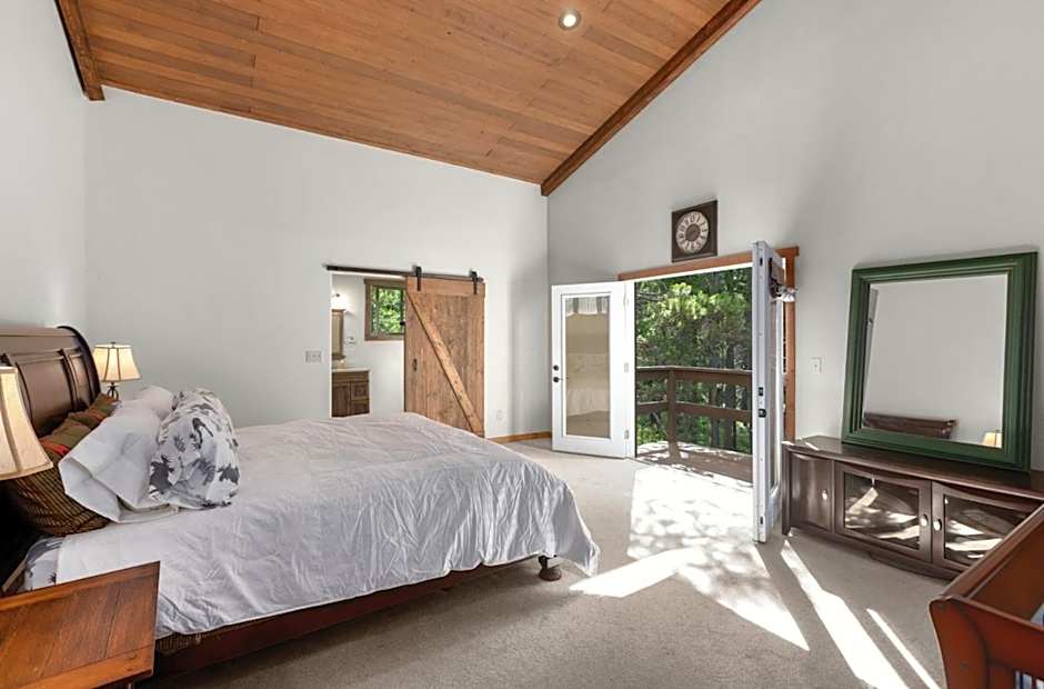 Summit Mountain Lodge and Steakhouse