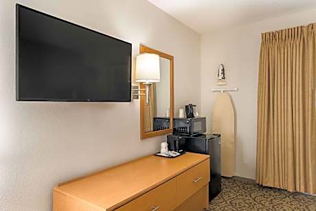 Queen Room with Two Queen Beds - Pet Friendly/Non-Smoking/Poolside